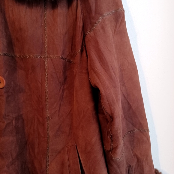 Elegant Brown Leather Jacket with Fur Trim - Picture 5 of 10